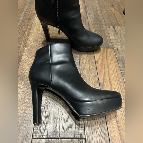 Nine West Women’s Platform Style Closed Toe Bootie - Picture 1 of 3